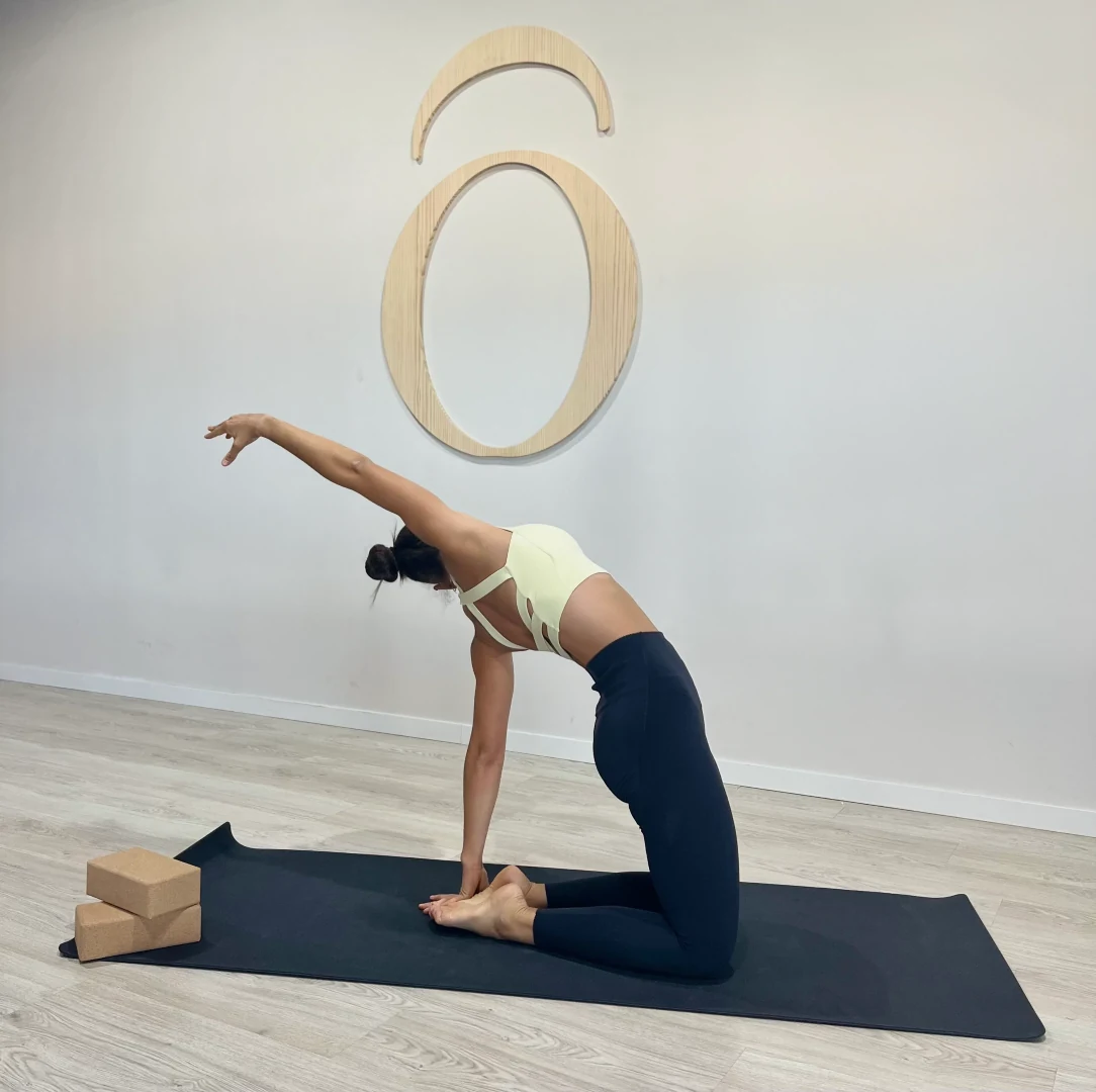Interior del estudio Concept con el logotipo de madera en la pared y espacio diáfano de entrenamiento